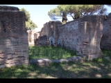 07091 ostia - regio i - insula xii - botteghe (i,xii,7) - westseite - 1. raum von sueden - bli ri westen - 06-2024.jpg